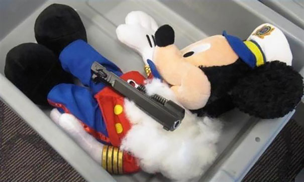 Silah tutan Mickey Mouse