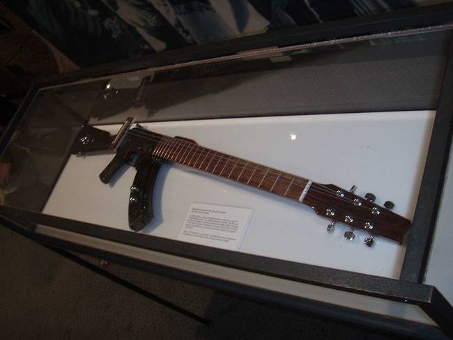 Silah Şeklinde Gitar