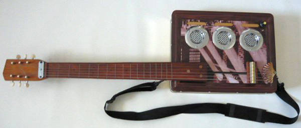 Çeşitli geri dönüştürülmüş cihazlardan yapılan gitar