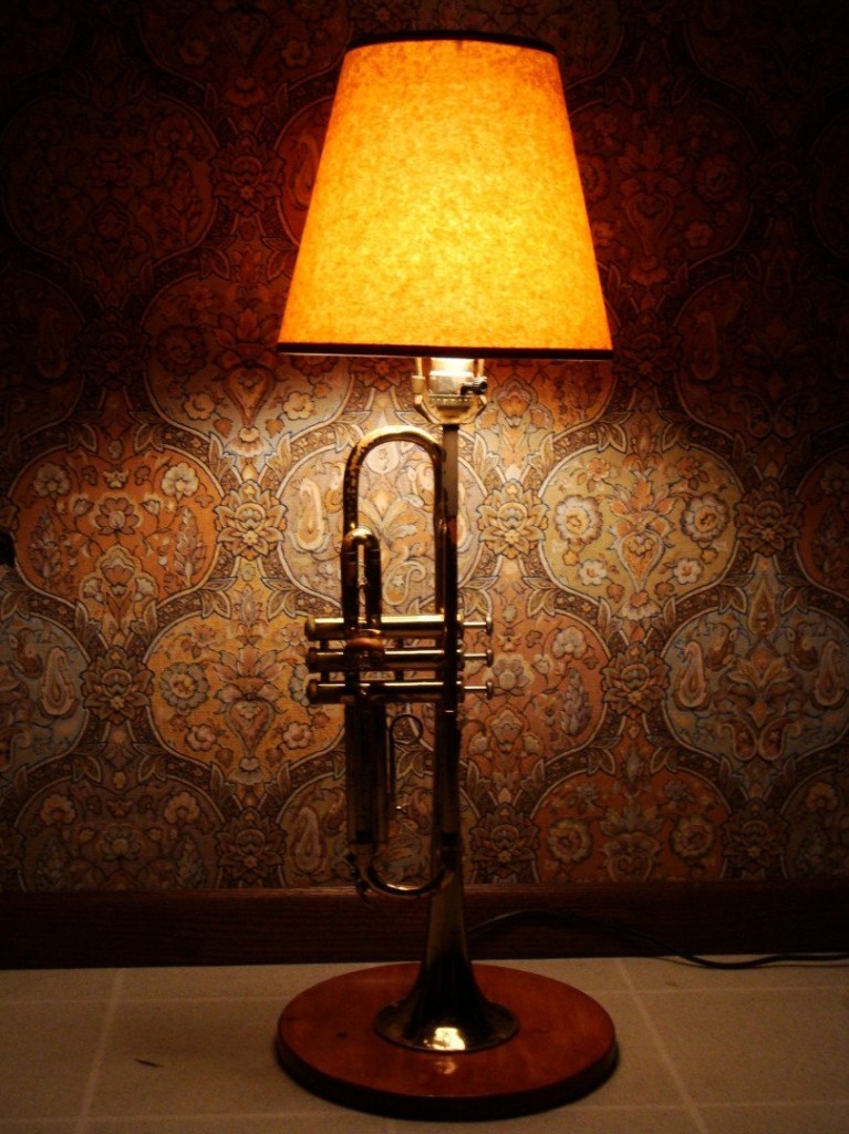 Trompet şeklinde lamba