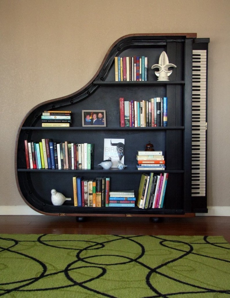 piyano şeklinde kitaplık