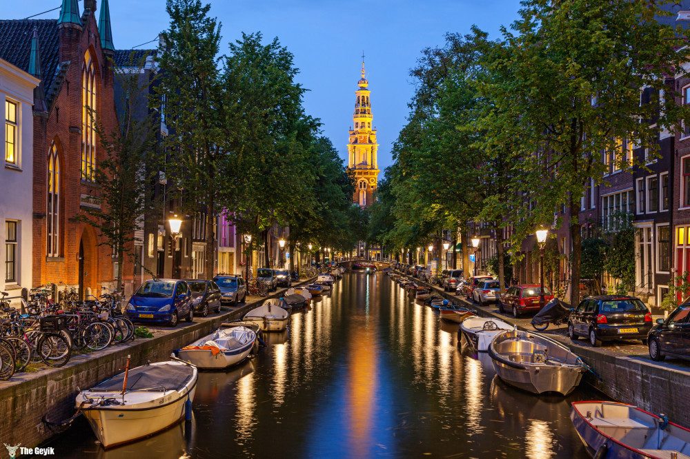 Amsterdam, Hollanda'nın başkentidir. Ancak ülke hükümetin ve meclisin bulunduğu Lahey'den yönetilir. 