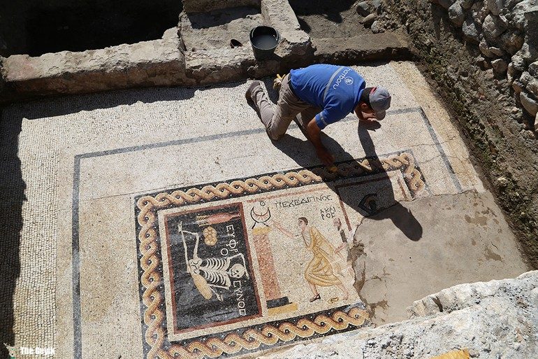 Antakya'da bulunan ilginç mesajlı mozaik 2