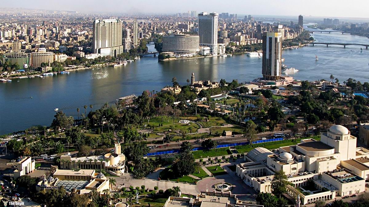 Kahire, Mısır'ın başkenti, Arap dünyası ve Afrika'nın en büyük kentidir. Büyük bölümü Nil Nehrinin doğu kıyısında, nehrin Reşid ve Dimyat kollarına ayrıldığı noktanın biraz aşağısında yer alır.