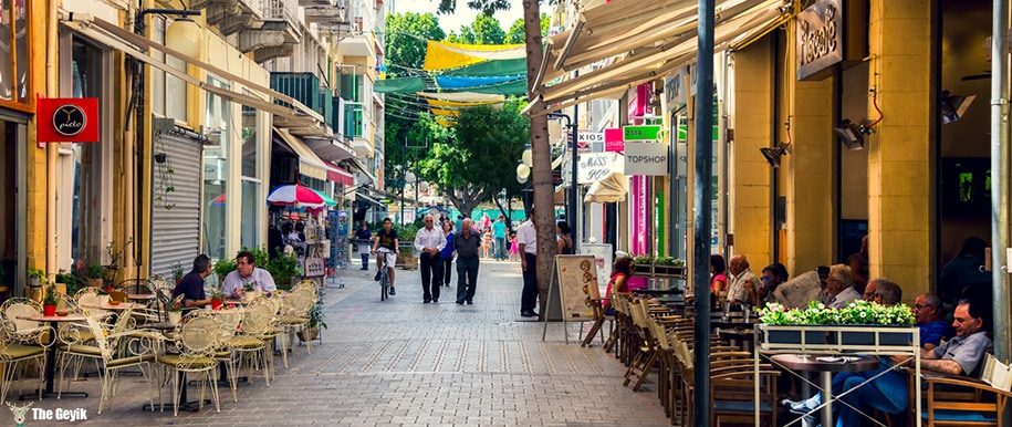 Lefkoşa, Kıbrıs adasının ortasında yer alan, Kıbrıs Cumhuriyetini ile Kuzey Kıbrıs Türk Cumhuriyeti'nin başkentidir.  