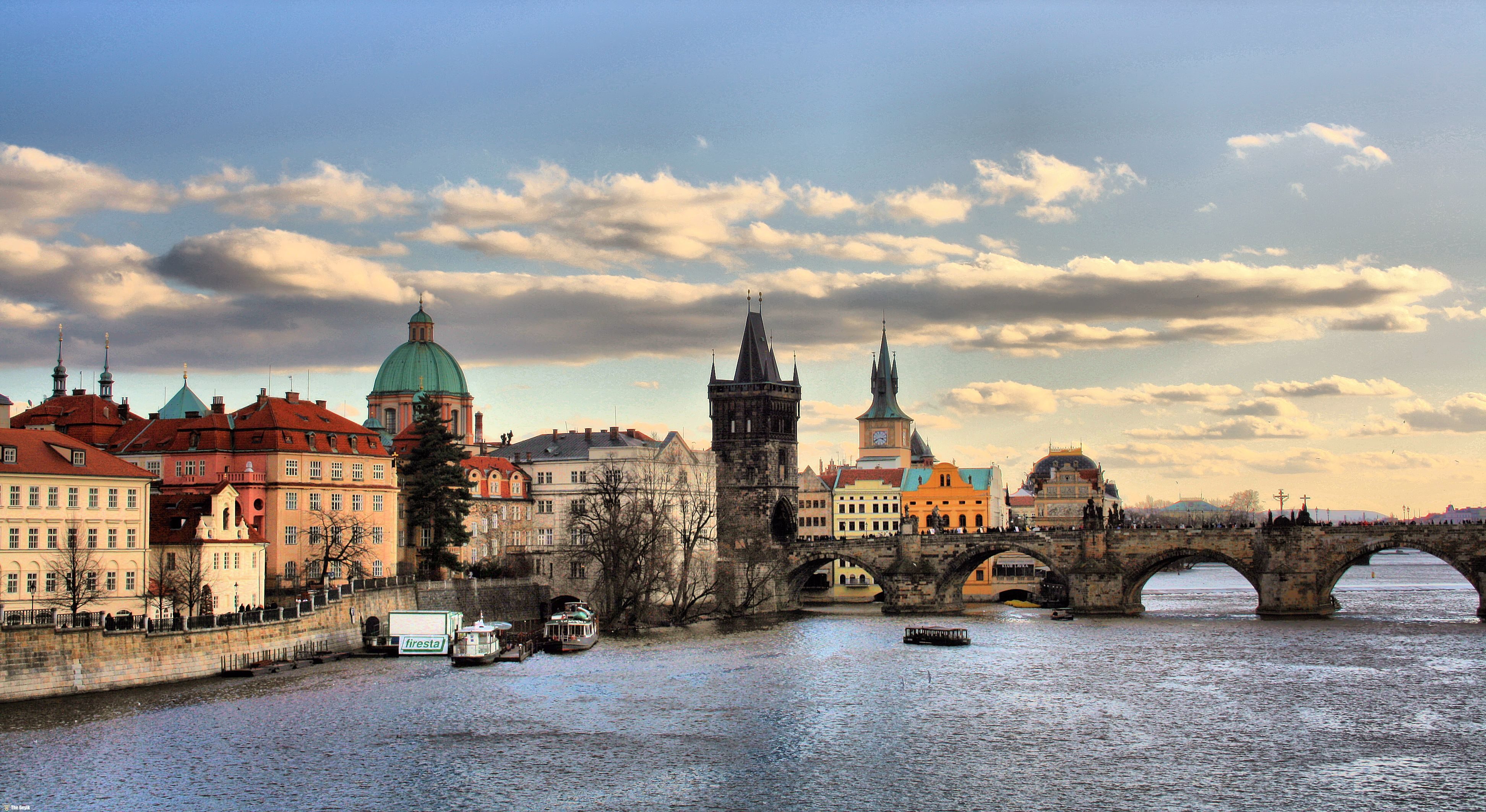 Prag, Çek Cumhuriyeti'nin başkenti ve en büyük şehridir. Geçmişte Çekoslovakya'nın başkentiydi.