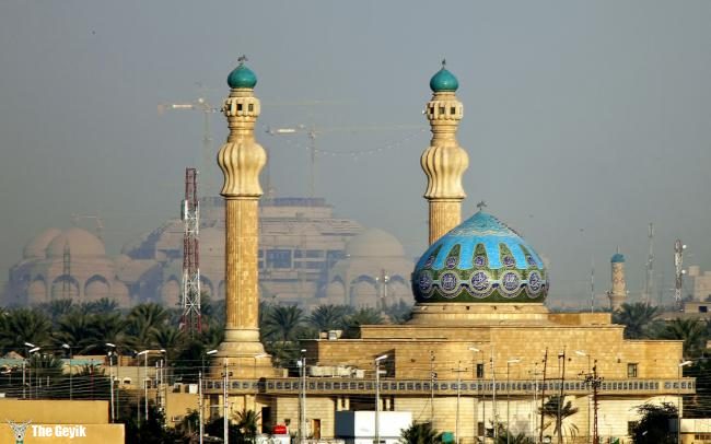 Bağdat, Irak'ın başkenti ve en büyük kentidir. Yüzyıllar boyunca İslam dünyasının bilim, kültür ve ticaret merkezi olan şehir, Abbasiler'e birkaç asır başkentlik etmiştir. Bağdat aynı zamanda Ortadoğu'nun Kahire ve Tahran'dan sonra en büyük üçüncü şehridir.