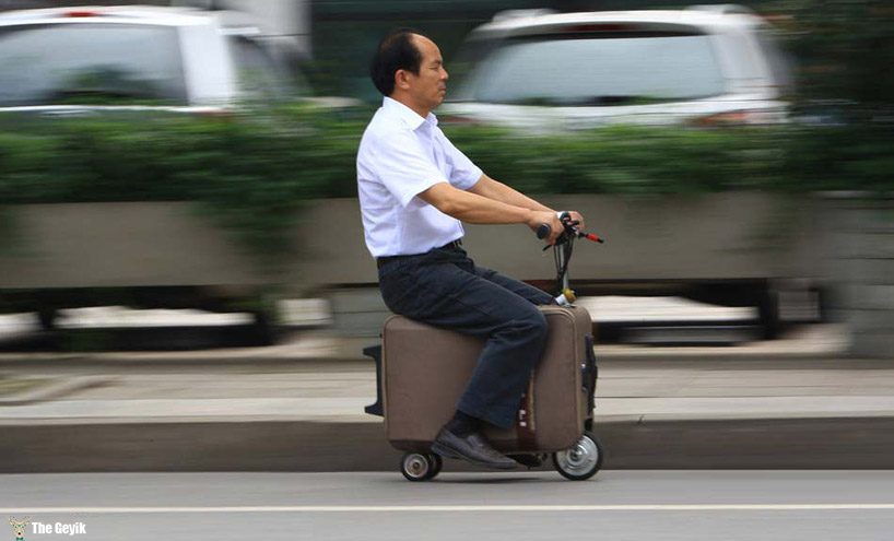 chinese-farmer-builds-a-fully-toıaejldfksuitcase-scooter-designboom-01 (1)