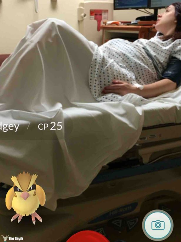 Dad-catches-pokemon-go-while-wife-in-labour