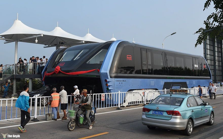 qinhuangdao-cin-yol ustunden giden tramvay 1