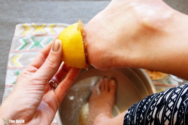 clean-your-feet-with-lemon