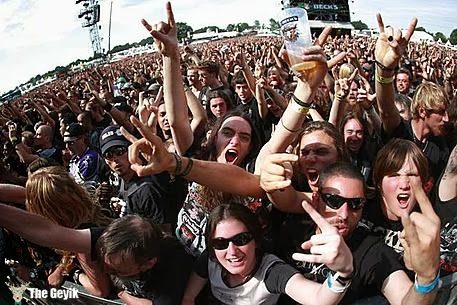 Heavy Metal - Fans feiern am Samstag (01.08.09) beim Wacken Open Air in Wacken. Das Heavy Metal Festival in Wacken wird in diesem Jahr zum 20. mal veranstaltet. Foto: Roland Magunia/ddp